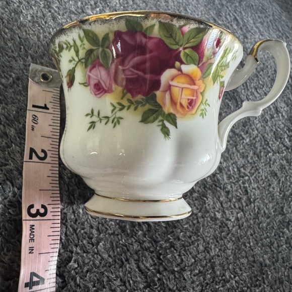OLD COUNTRY ROSES FOOTED TEACUP AND SAUCER 1962 ROYAL ALBERT BONE CHINA - Picture 13 of 14